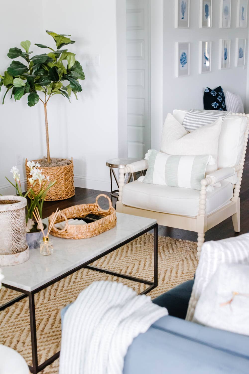 Tips to get a fresh curated look for summer effortlessly. #ABlissfulNest #summerhomedecor #summerstyle