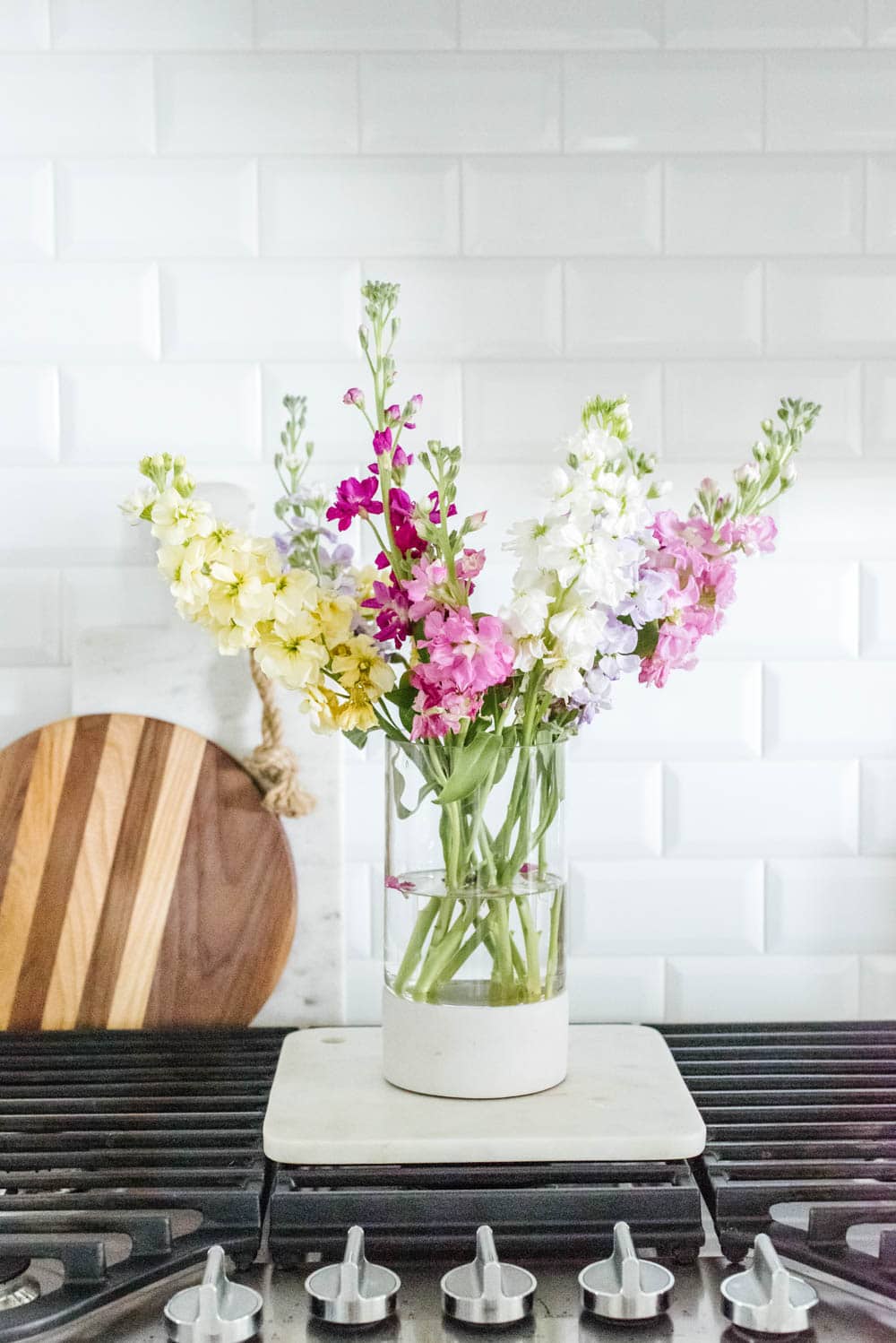 Bring summer décor into your kitchen with these fresh and simple summer kitchen decorating ideas. #ABlissfulNest #summerhomedecor #summerstyle