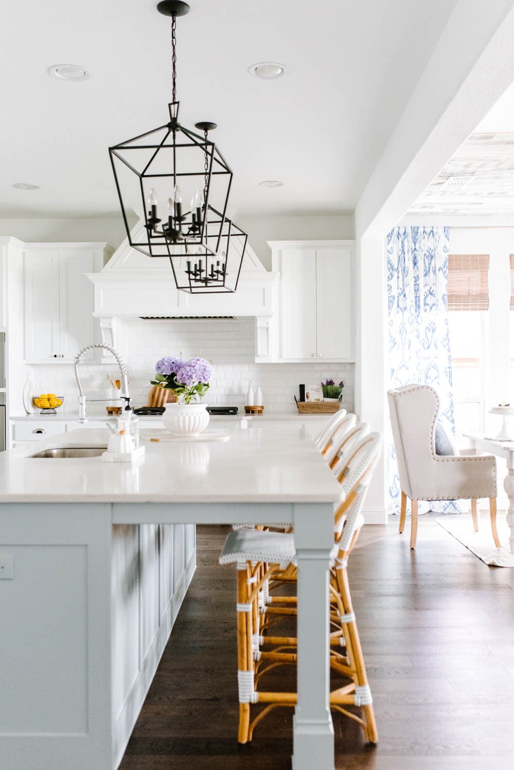 Bring summer décor into your kitchen with these fresh and simple summer kitchen decorating ideas. #ABlissfulNest #summerhomedecor #summerstyle