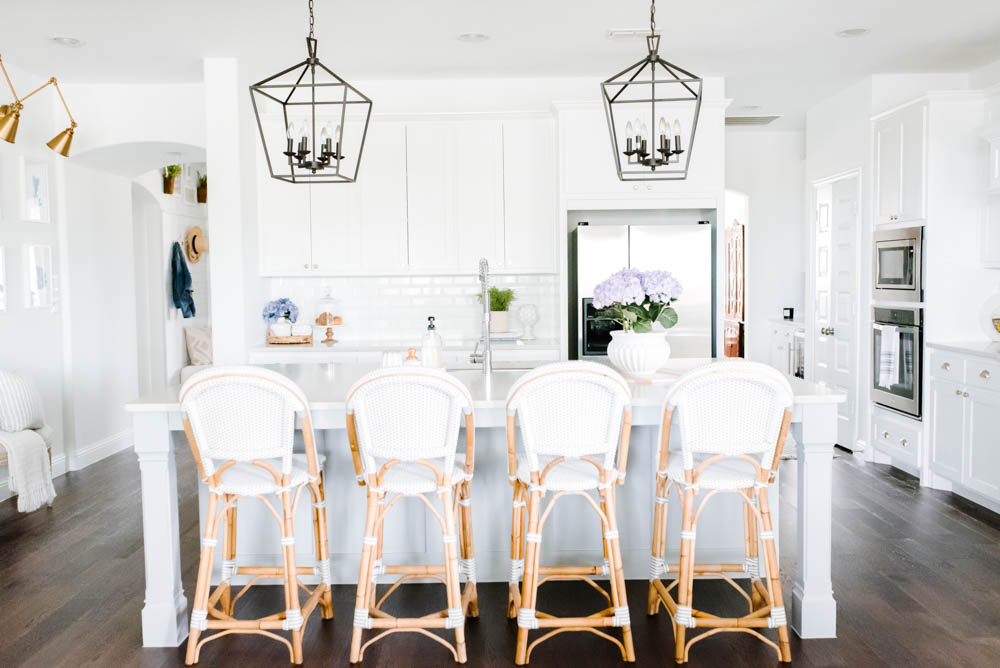 Bring summer décor into your kitchen with these fresh and simple summer kitchen decorating ideas. #ABlissfulNest #summerhomedecor #summerstyle