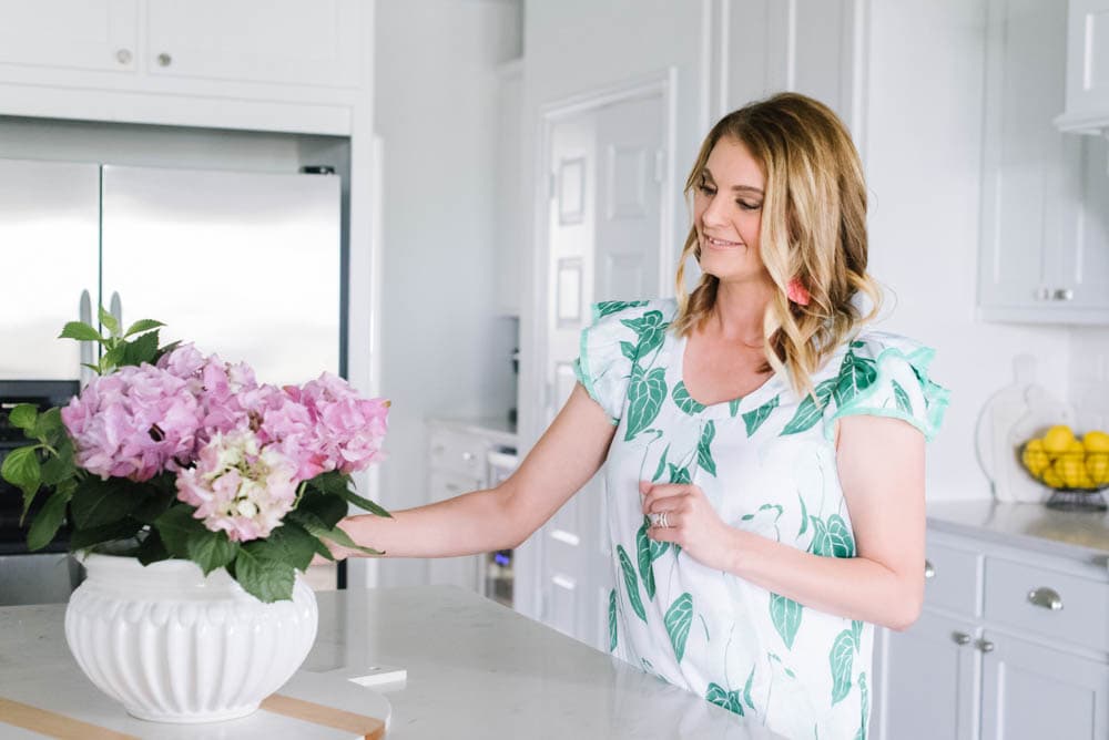 Bring summer décor into your kitchen with these fresh and simple summer kitchen decorating ideas. #ABlissfulNest #summerhomedecor #summerstyle