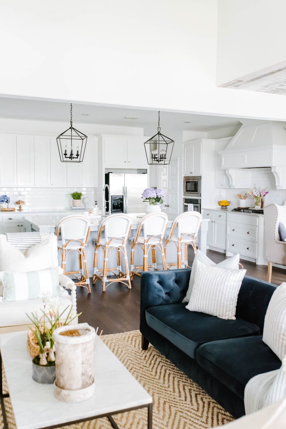 Bring summer décor into your kitchen with these fresh and simple summer kitchen decorating ideas. #ABlissfulNest #summerhomedecor #summerstyle