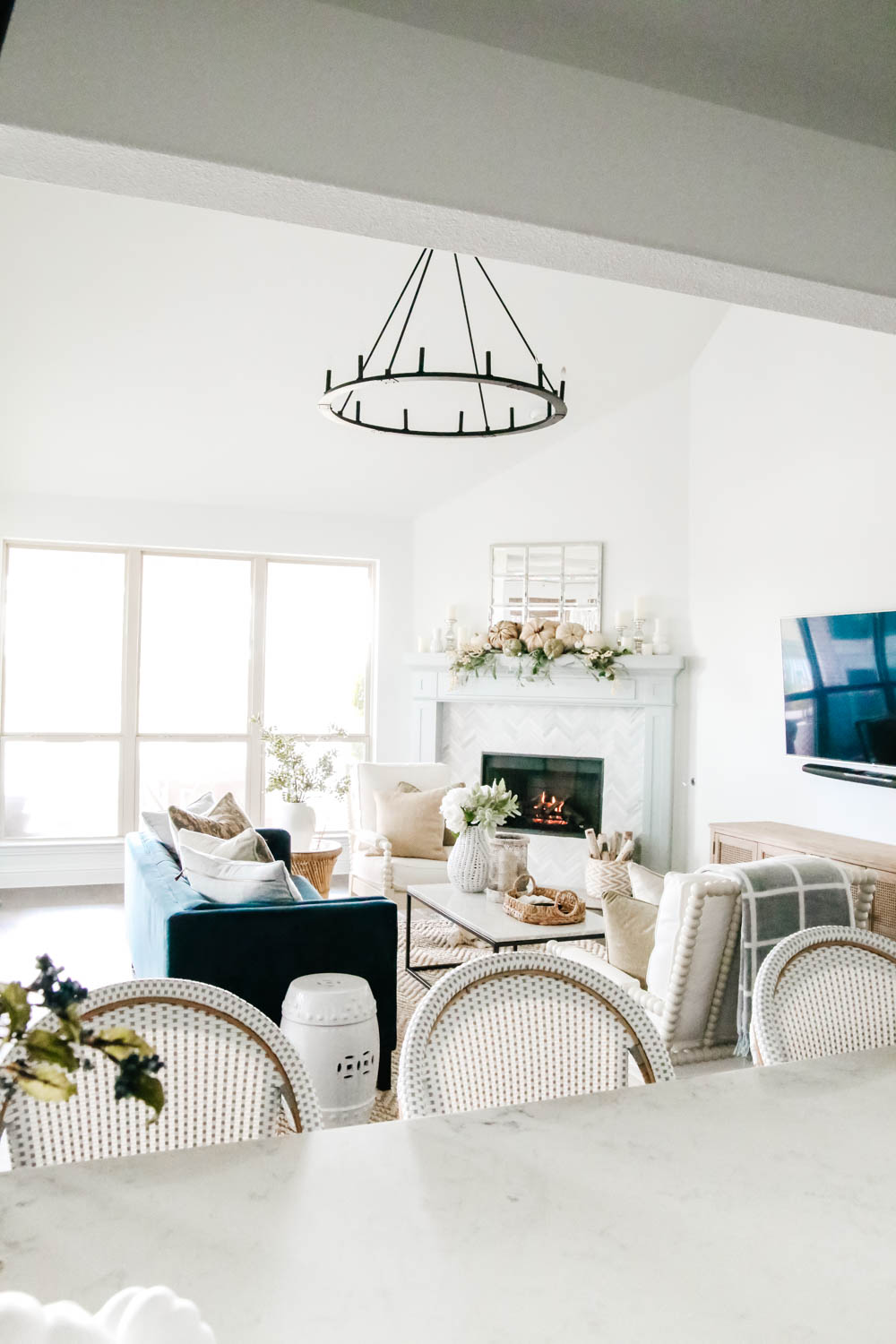 Neutral fall decor in this open concept living room and kitchen area. Simple neutral fall decorating ideas. #ABlissfulNest #falldecor #fallinspiration 