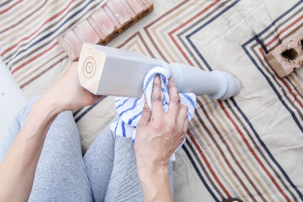 A gorgeous blue gray stain color to create a farmhouse look on this bench makeover. #zar #ad