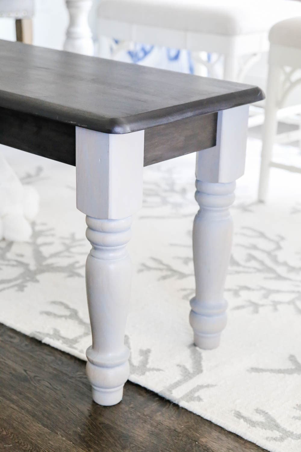 The most gorgeous stain color from Zar on this farmhouse bench makeover. #zar #ad #farmhousedecor #farmhousestyle