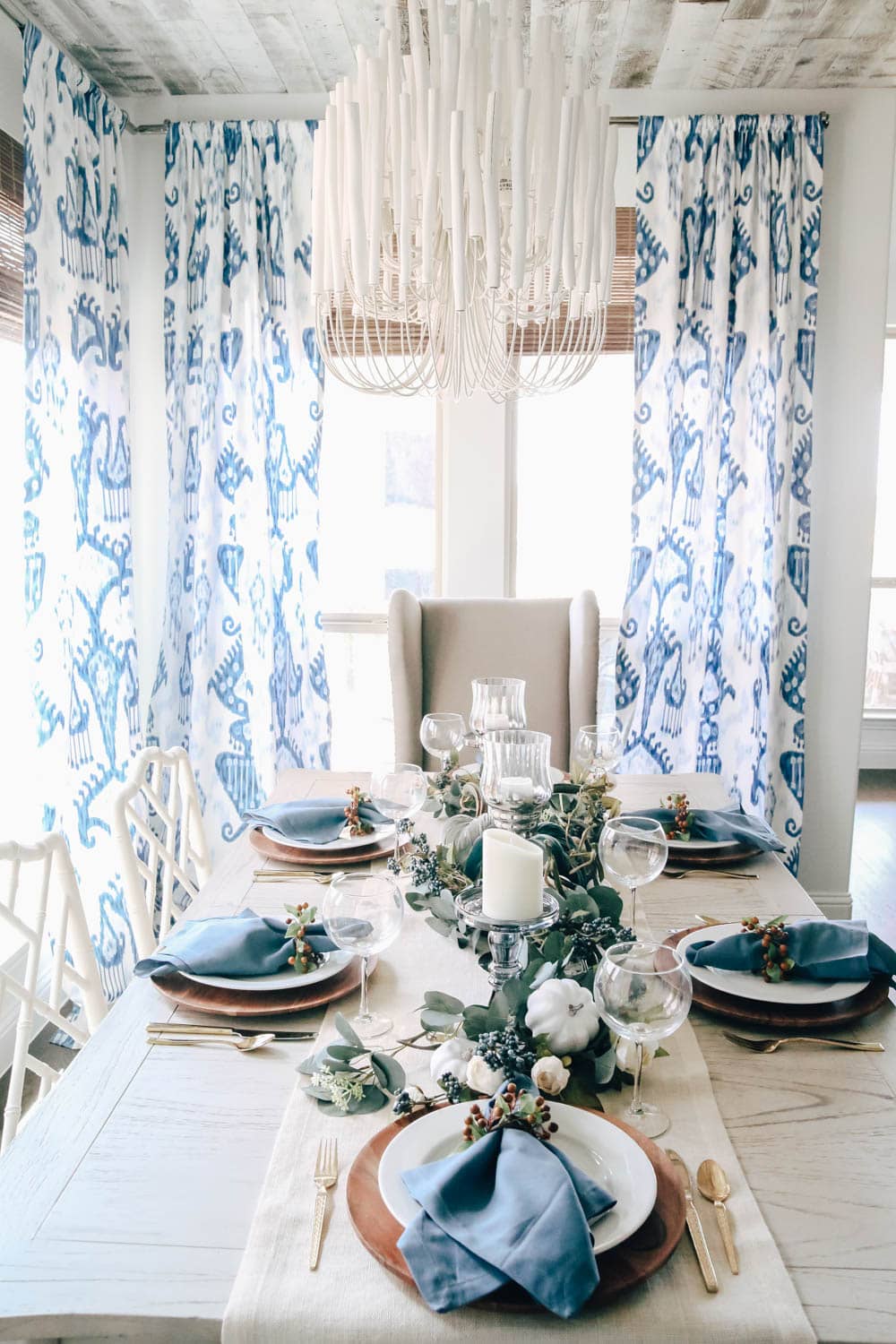 Beautiful shades of blue to create a simple fall table for Thanksgiving. #thanksgiving #falldecor #fallideas