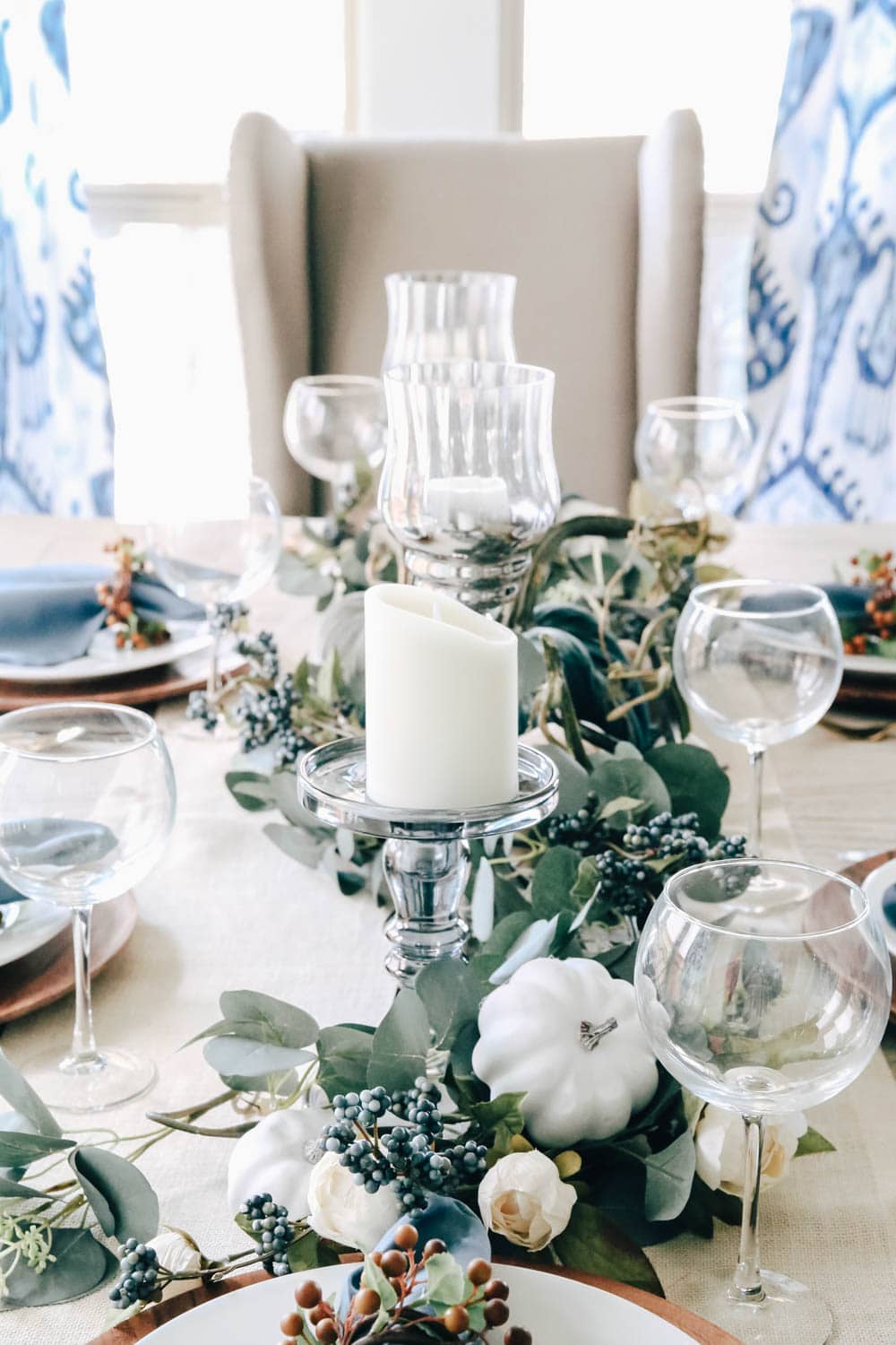 Harvest Fall table decor idea with shades of blue pumpkins. #falldecorating #fallinspiration #thanksgiving