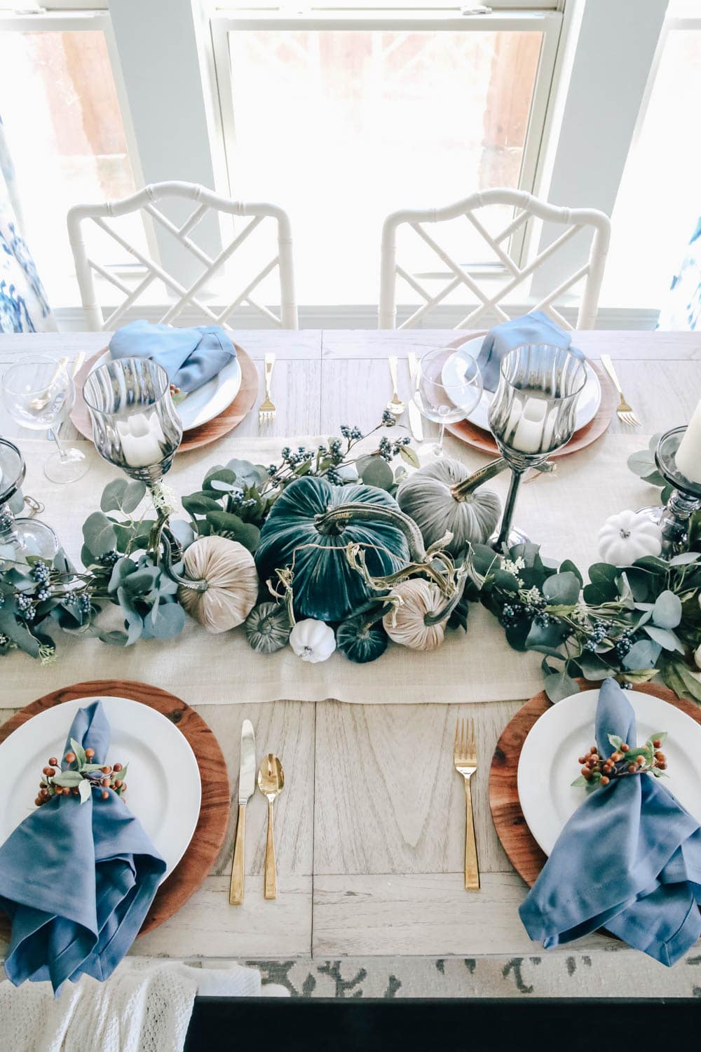 A twist on a traditional fall table. Simple table decor for Thanksgiving. #thanksgiving #falldecor #tablescape