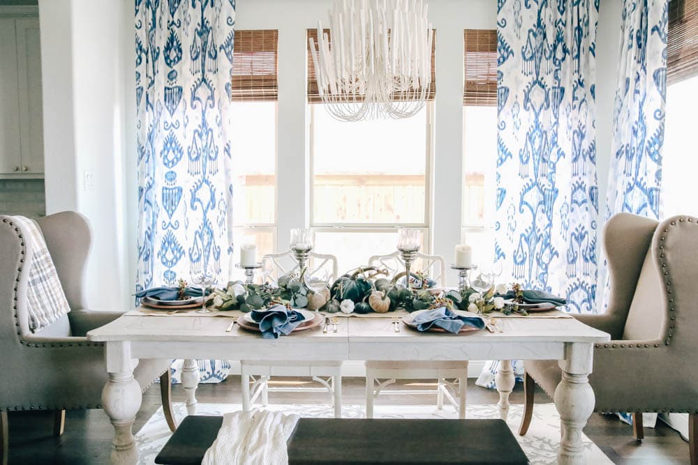 Using shades of blue to create a harvest table for Thanksgiving. #falldecor #thanksgiving #fallinspiration