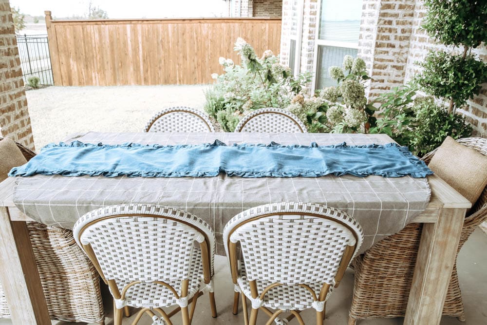 Use layers to build a beautiful autumn fall table. #ABlissfulNest #fall #falldecor #Thanksgiving