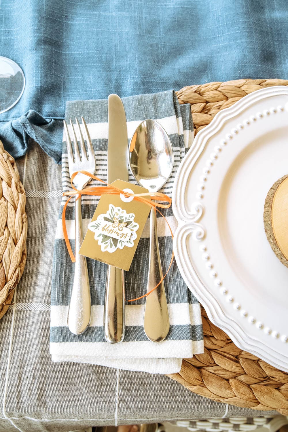 Simple DIY napkin holders for this autumn fall table. #ABlissfulNest #falltable #fall #thanksgiving