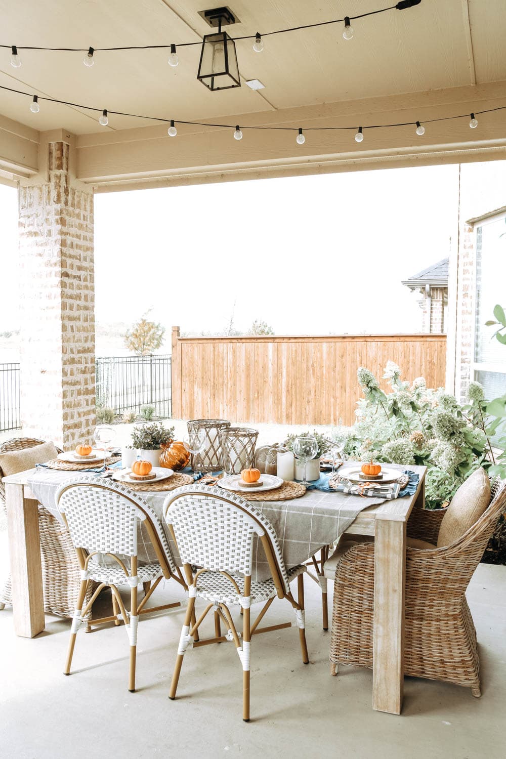 Create and outdoor autumn fall table with these simple tips. #ABlissfulNest #falltable #fall #falldecor