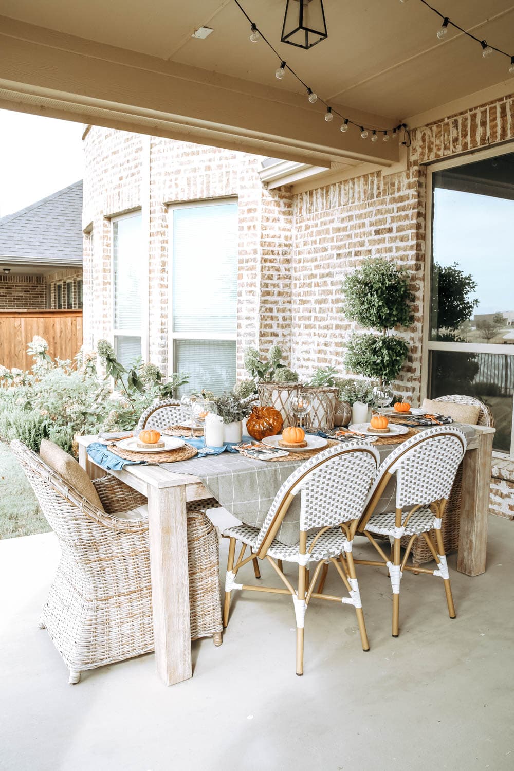 Create and outdoor autumn fall table with these simple tips. #ABlissfulNest #falltable #fall #falldecor