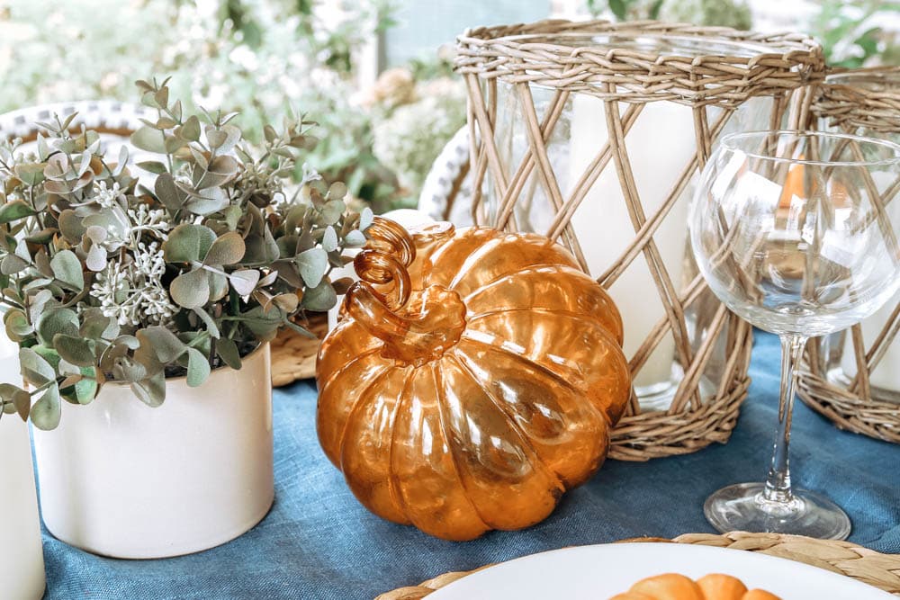 Glass pumpkin accents add a touch of glam to this autumn fall table. #ABlissfulNest #falltable #falldecor