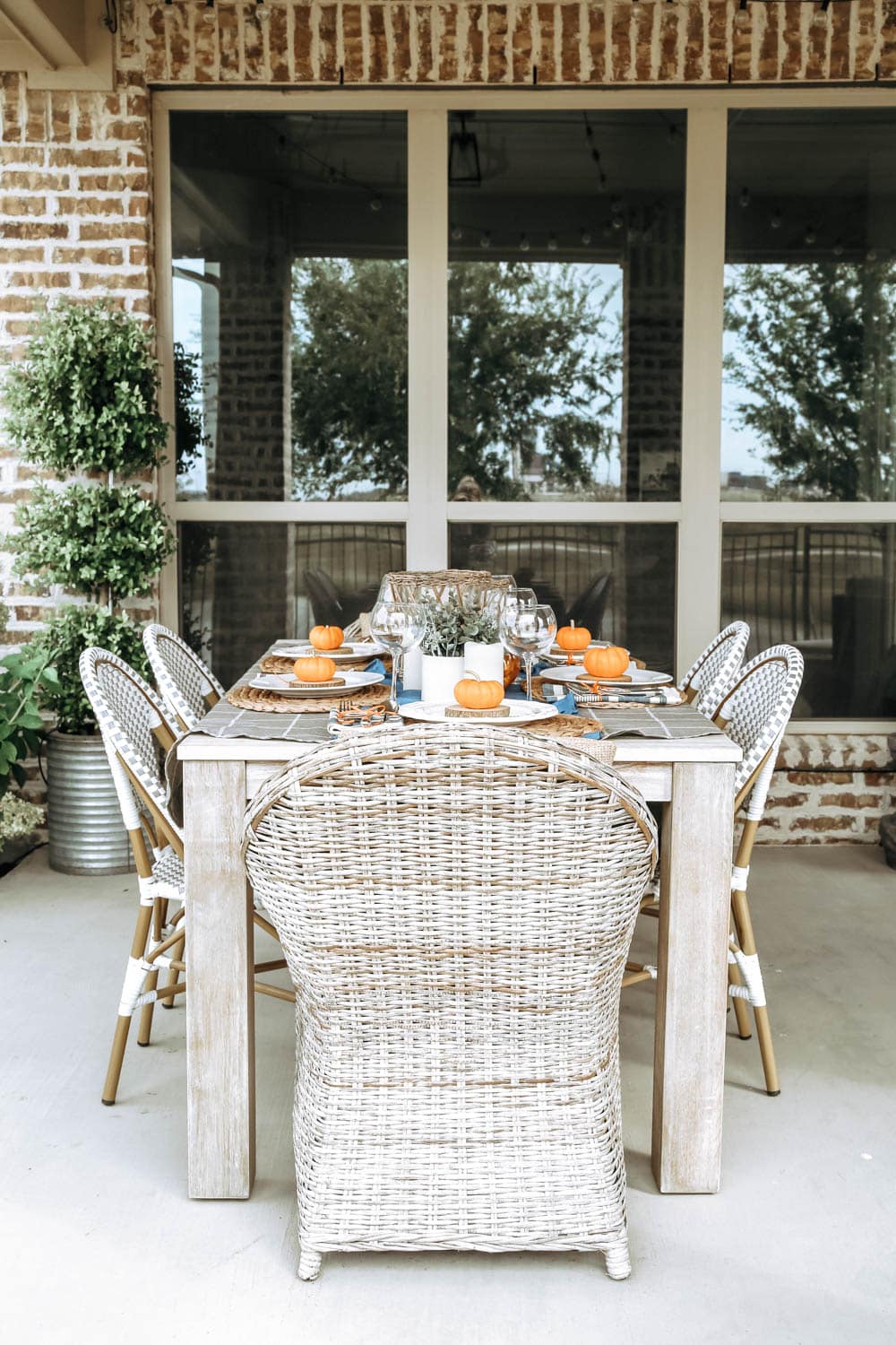 Outdoor autumn fall table with orange and blue accents. Gorgeous fall party idea. #ABlissfulNest #falldecor #fall #thanksgiving