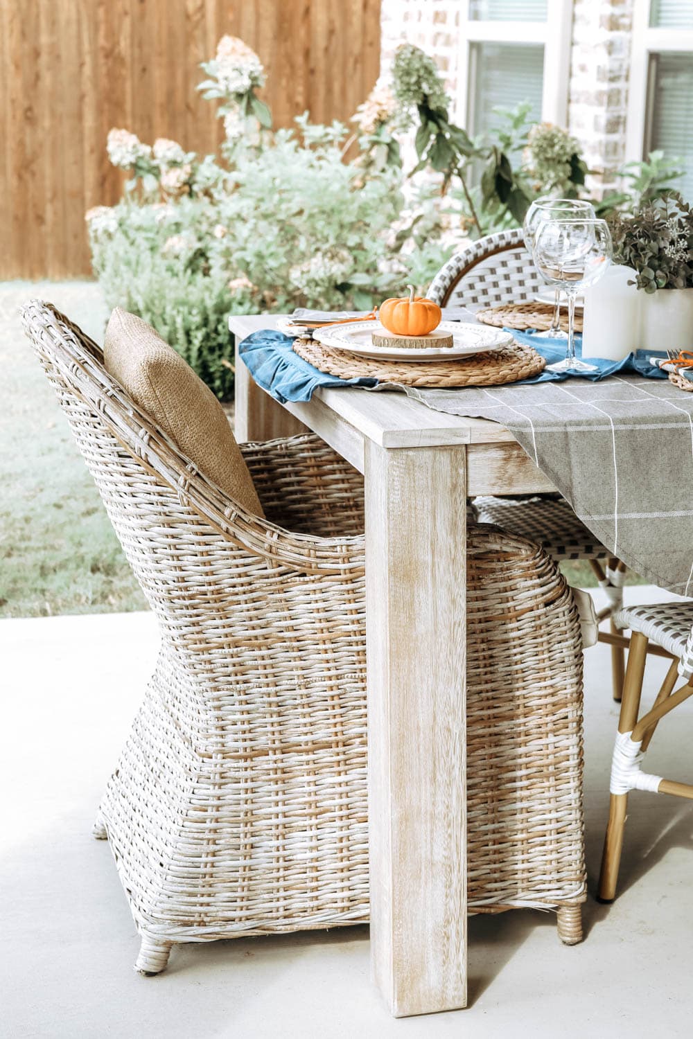 Create an outdoor harvest table with these simple decor ideas. #ABlissfulNest #falltable #falldecor