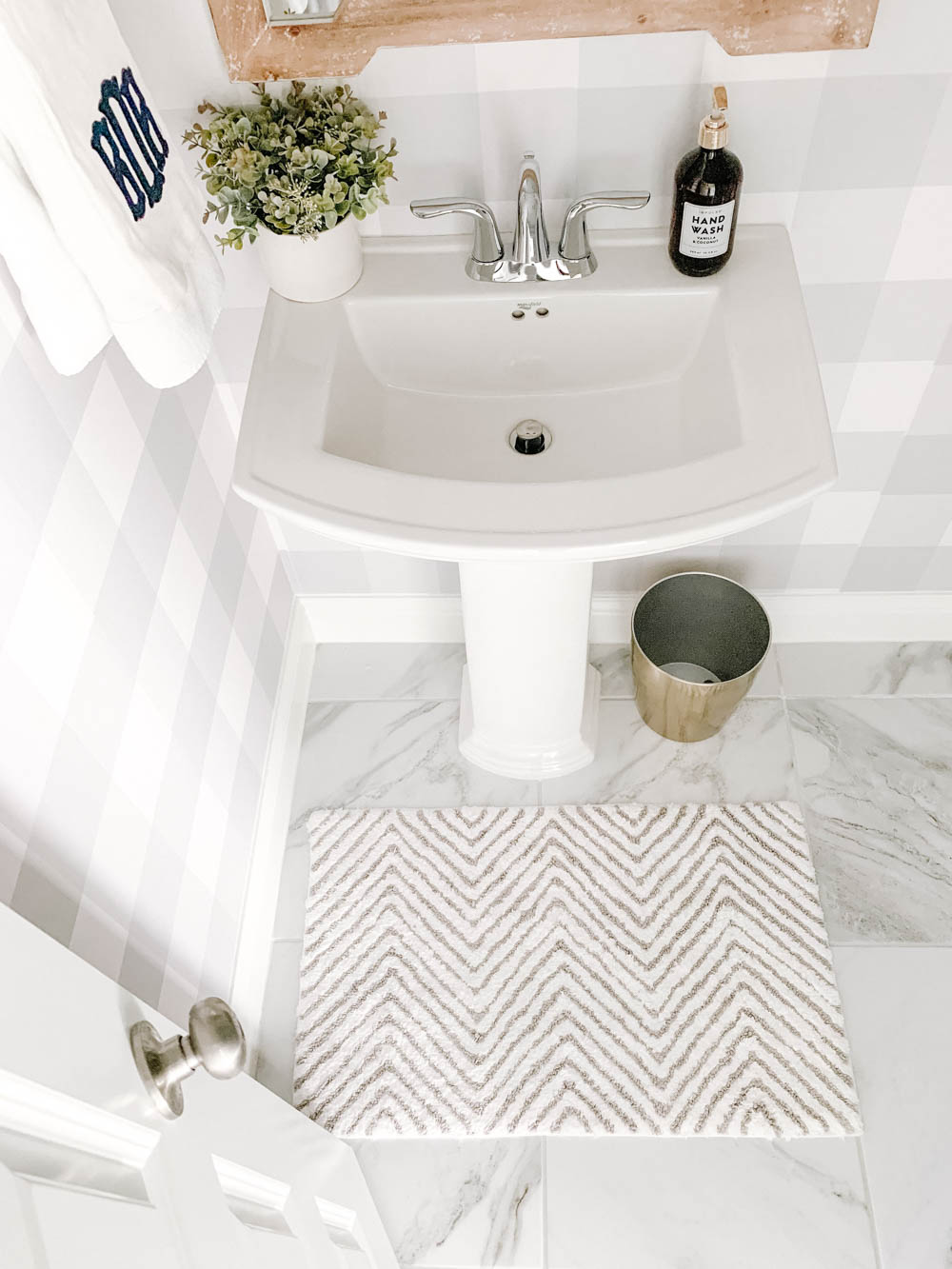 Grey and white accents in this beautiful coastal bathroom reveal. #ABlissfulNest #bathroom #bathroomdecor #farmhouse
