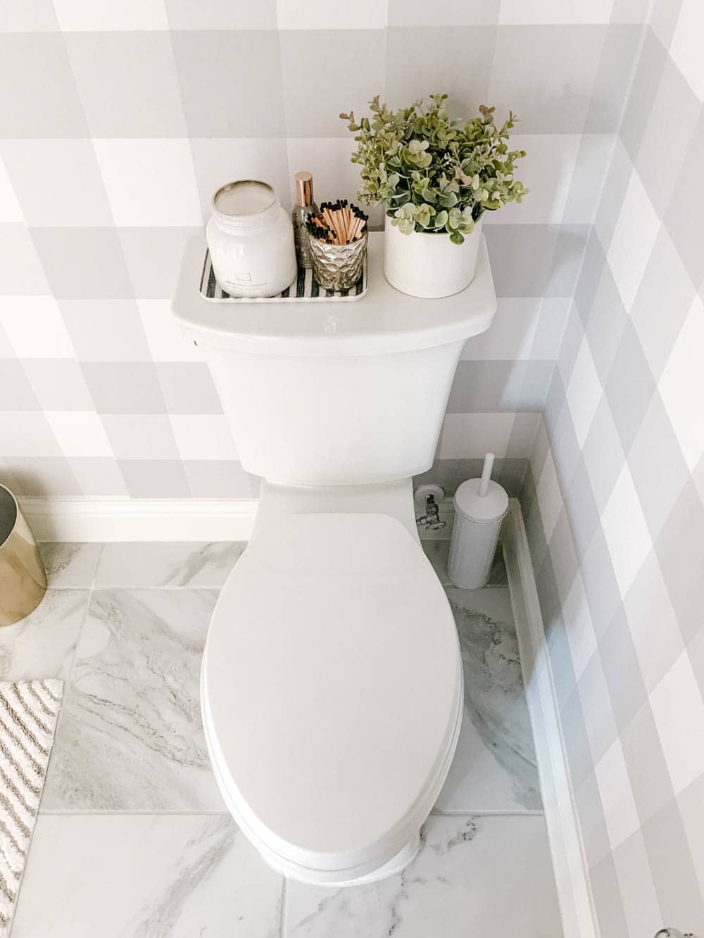 Pretty little details make a powder bathroom perfect for your guests. #ABlissfulNest #farmhousestyle #bathroom