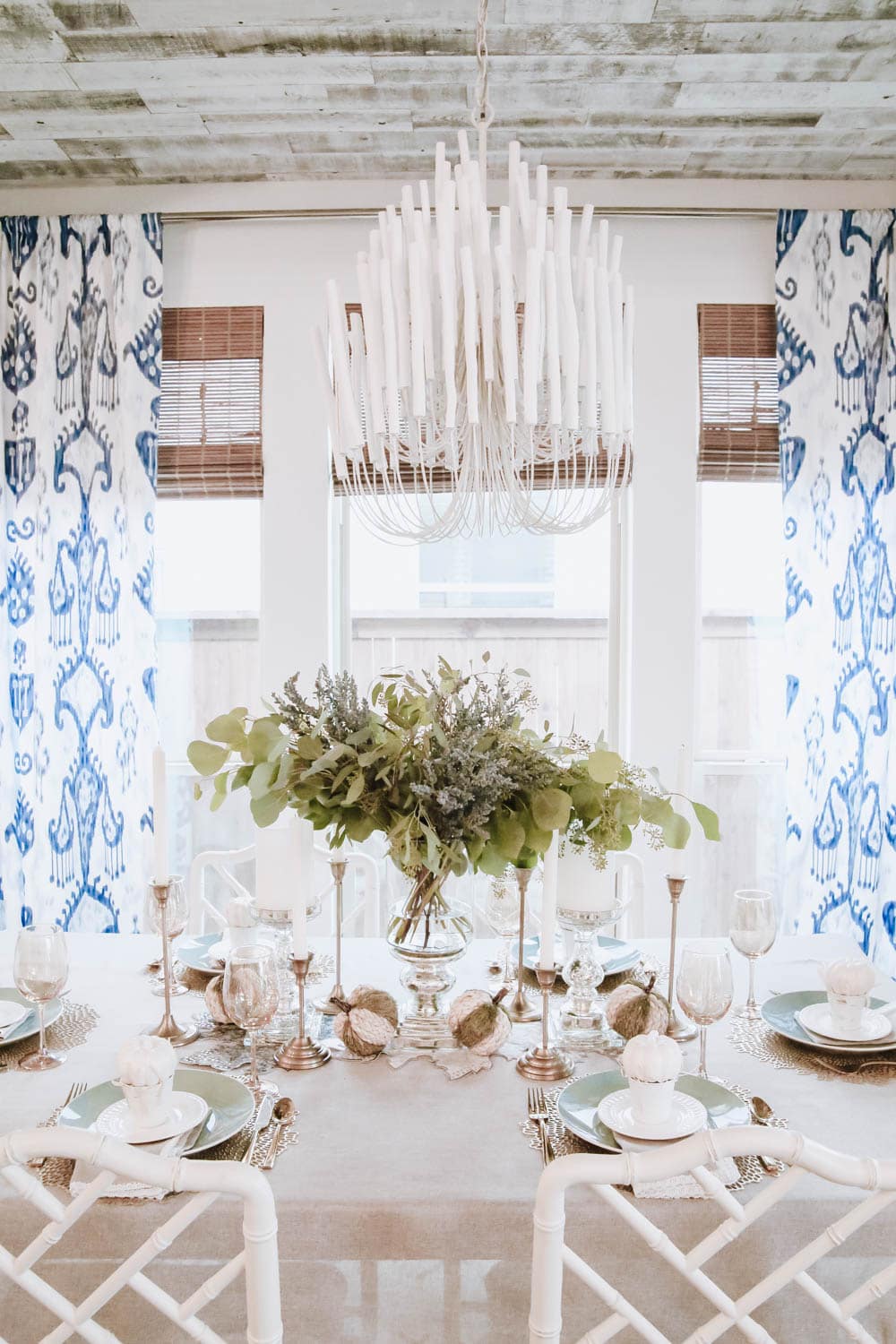 Using white and gold for a beautiful fall tablescape. #ABlissfulNest #falldecor #falltable #thanksgiving