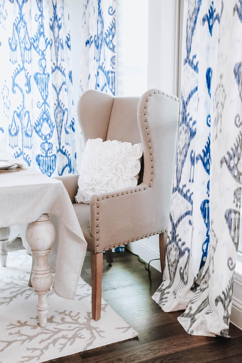 White ruffled pillows are a beautiful accent to a fall tablescape. #ABlissfulNest #fall #falltable #thanksgiving