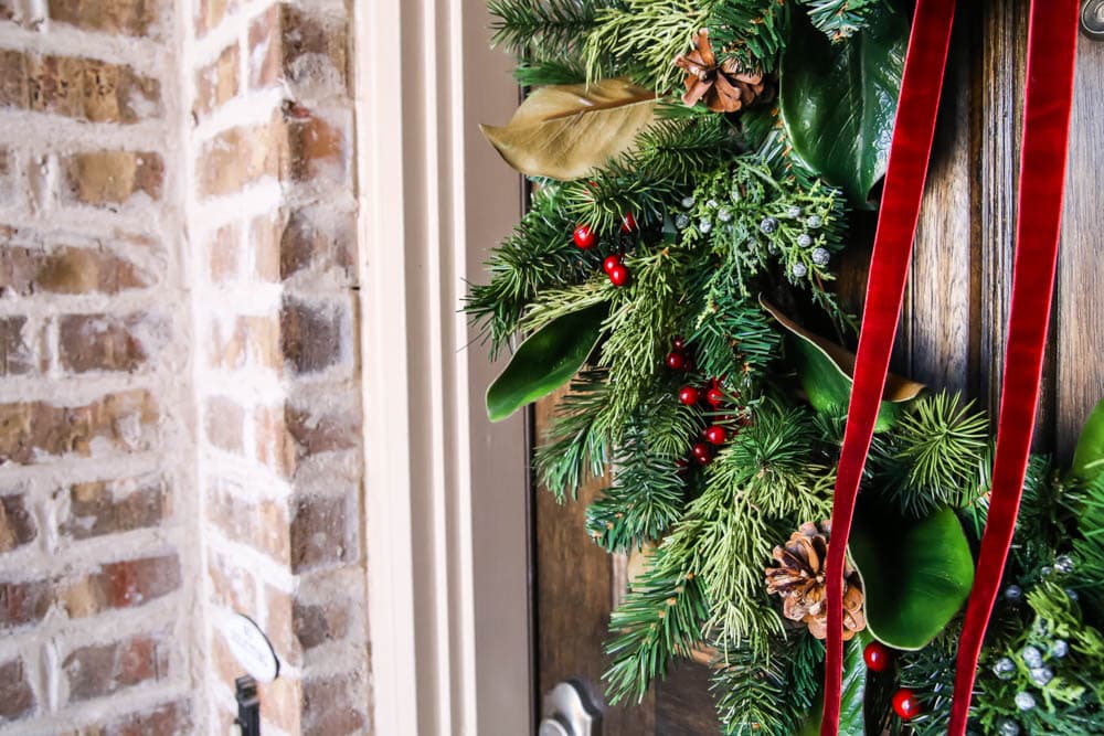 Details of this traditional holiday wreath. #ABlissfulnest #christmasporch