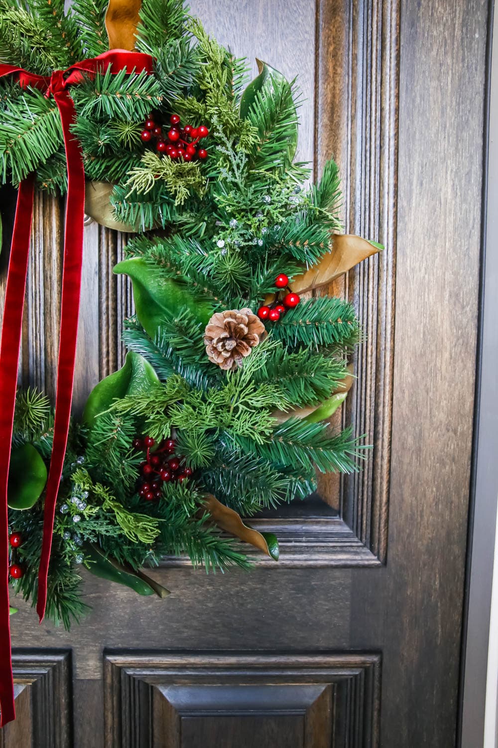 Details of this traditional holiday wreath. #ABlissfulnest #christmasporch