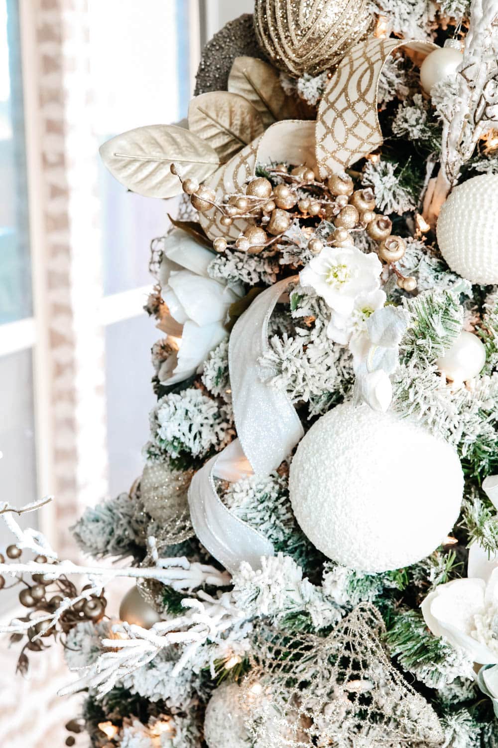 Classic neutral Christmas tree decorating ideas. #ABlissfulNest #Christmastree #Christmasdecorating