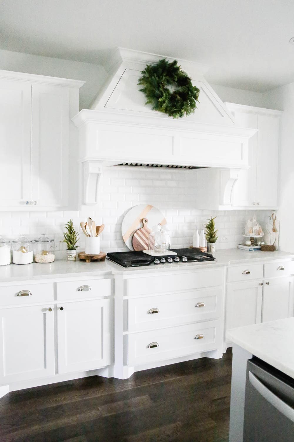 Christmas wreath on kitchen hood, Christmas decorating accents in the kitchen. #ABlissfulNest #whitekitchen #Christmaskitchen