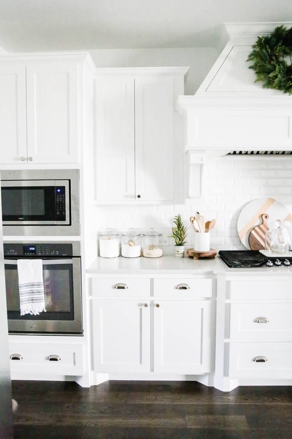 Christmas wreath on kitchen hood, Christmas decorating accents in the kitchen. #ABlissfulNest #whitekitchen #Christmaskitchen