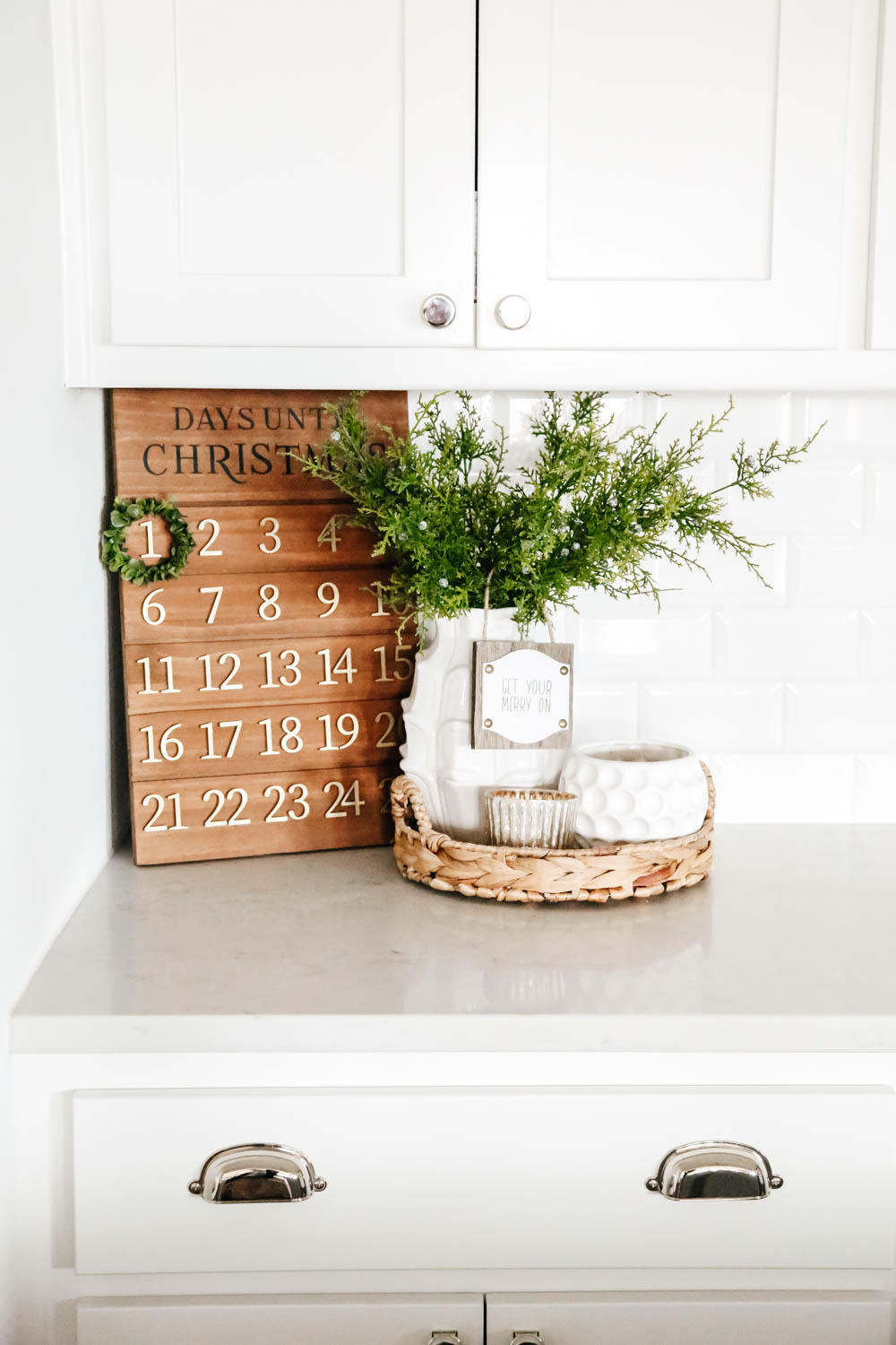 Christmas countdown calendar in white kitchen. #ABlissfulNest #Christmasdecor #holidaydecoratingideas