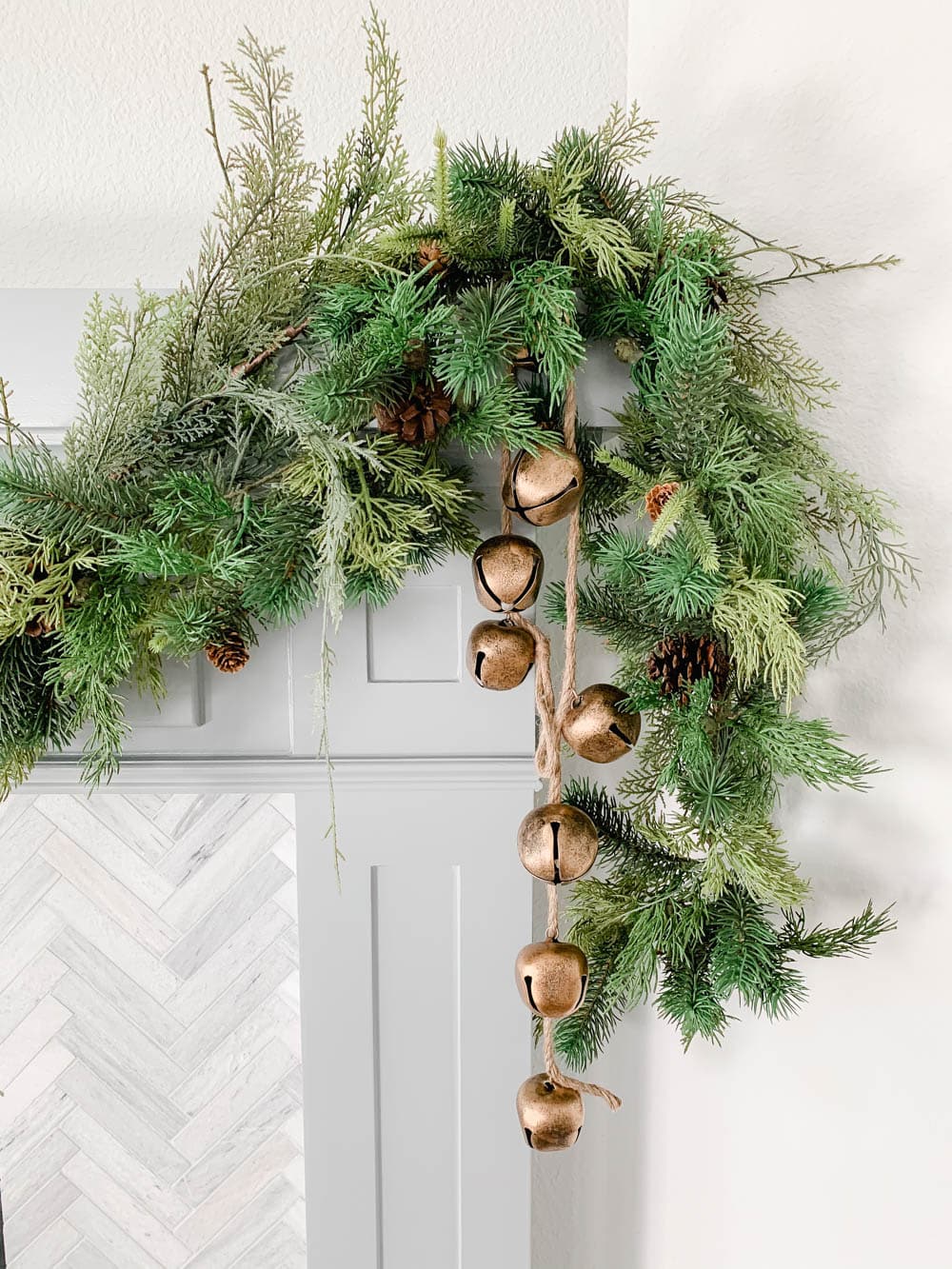 Get my tips to hang your garland for the holidays without damaging your walls! #ABlissfulNest #christmasdecor #christmasmantle