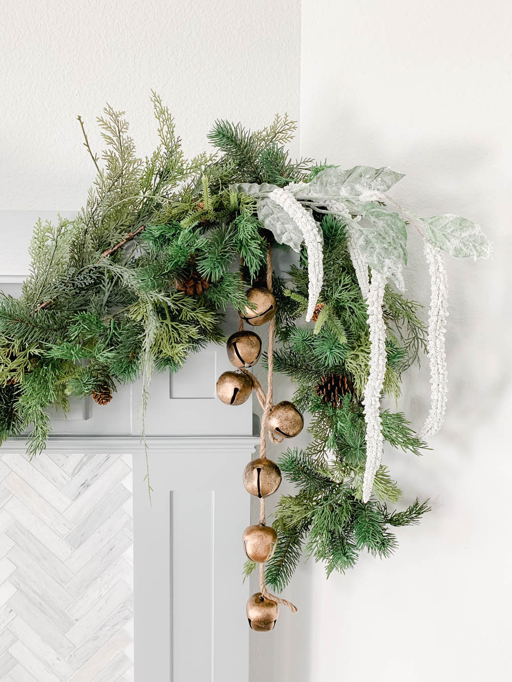 Get my tips to hang your garland for the holidays without damaging your walls! #ABlissfulNest #christmasdecor #christmasmantle