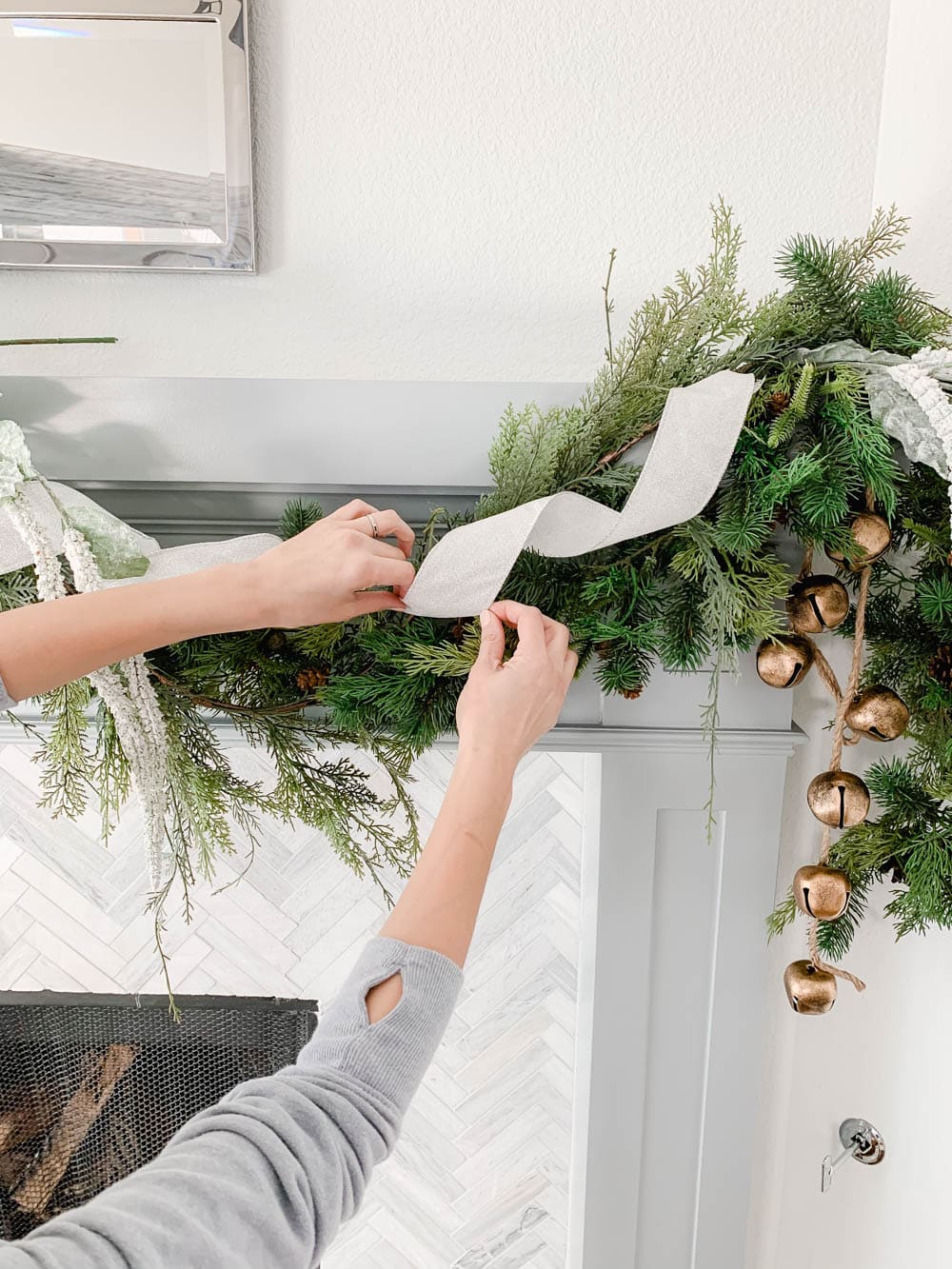 Get my tips to hang your garland for the holidays without damaging your walls! #ABlissfulNest #christmasdecor #christmasmantle