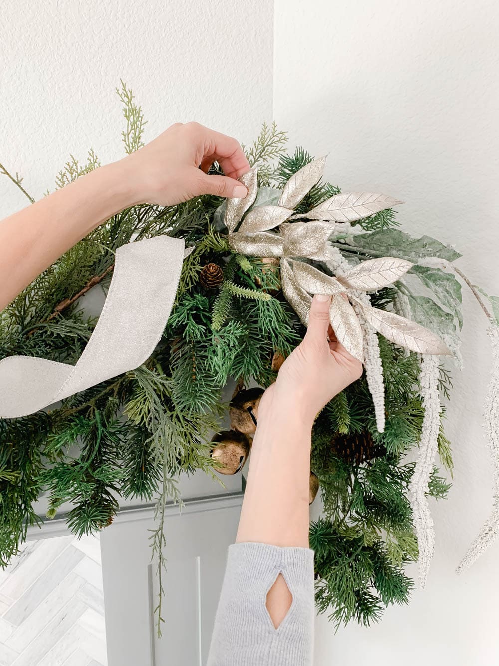 Get my tips to hang your garland for the holidays without damaging your walls! #ABlissfulNest #christmasdecor #christmasmantle