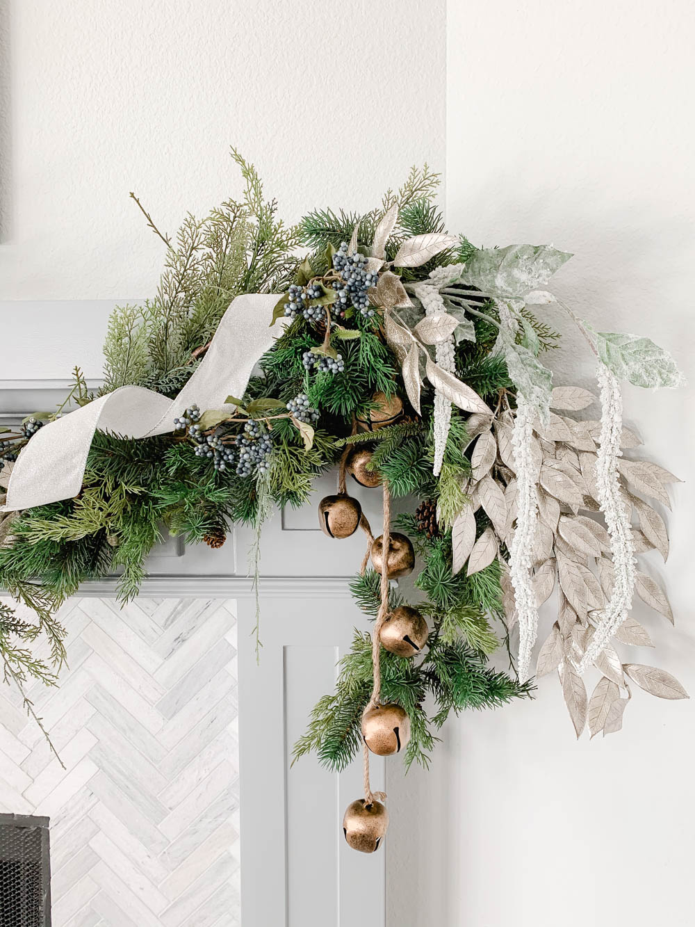 Get my tips to hang your garland for the holidays without damaging your walls! #ABlissfulNest #christmasdecor #christmasmantle