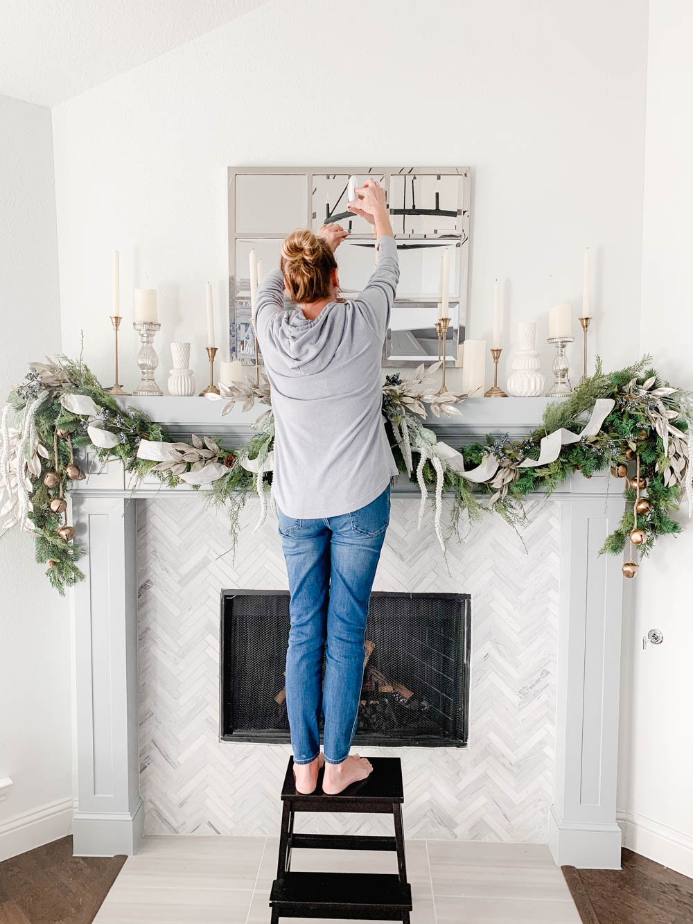 Get my tips to hang your garland for the holidays without damaging your walls! #ABlissfulNest #christmasdecor #christmasmantle