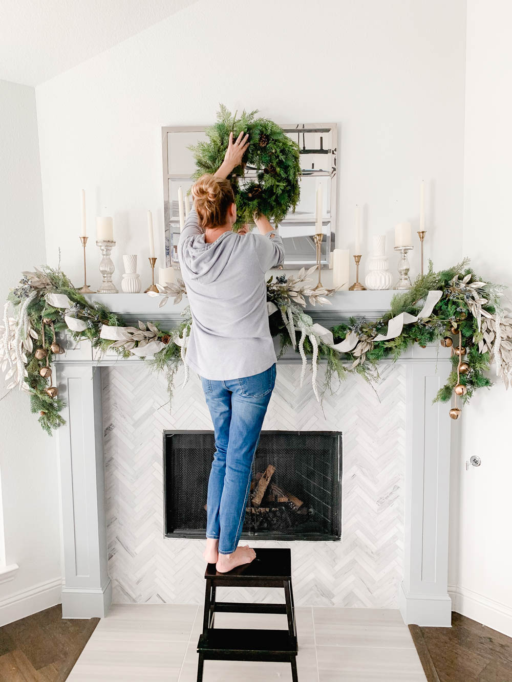 Get my tips to hang your garland for the holidays without damaging your walls! #ABlissfulNest #christmasdecor #christmasmantle