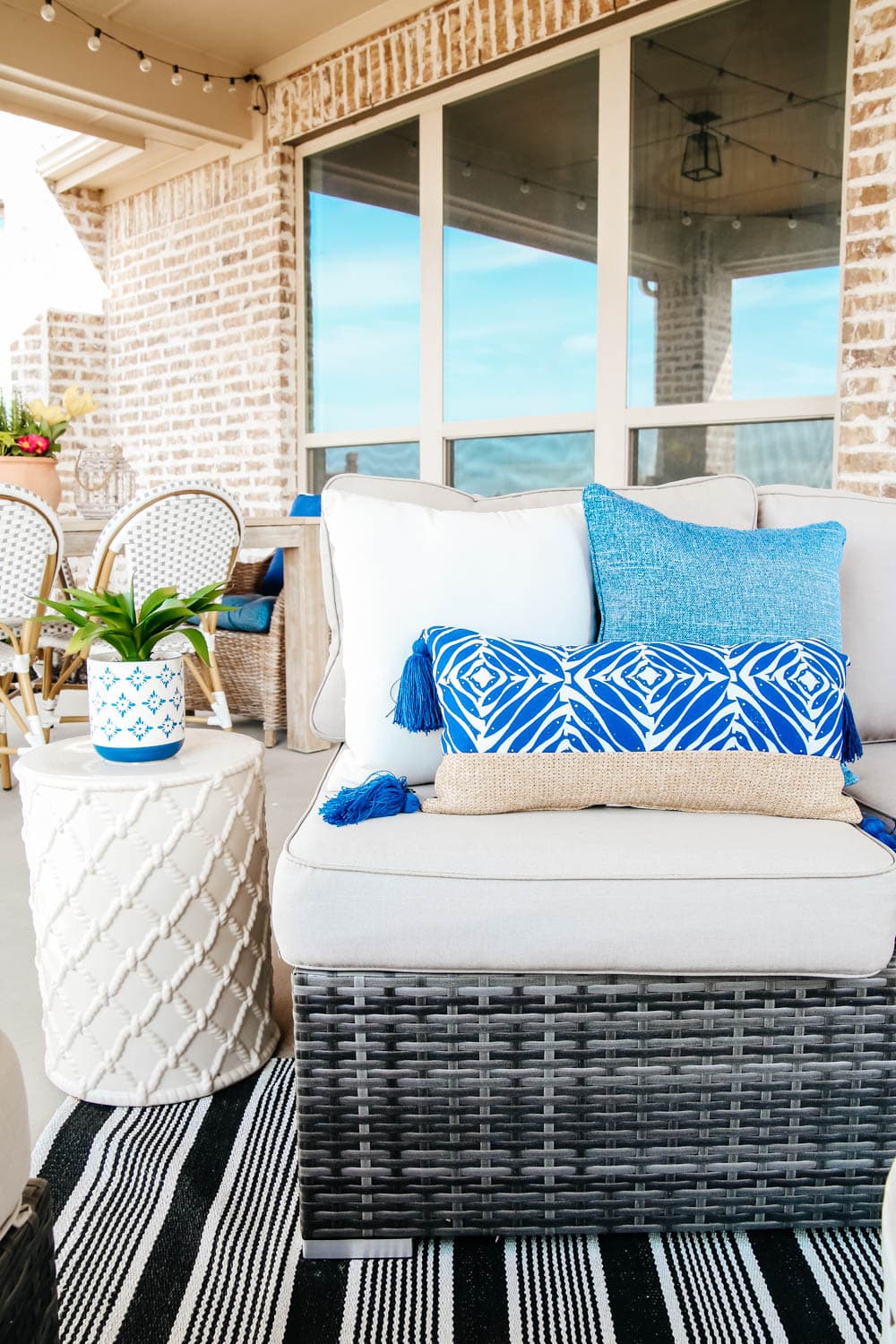 Beautiful pops of blue on this spring patio. #ABlissfulNest #patio #outdoor #backyard