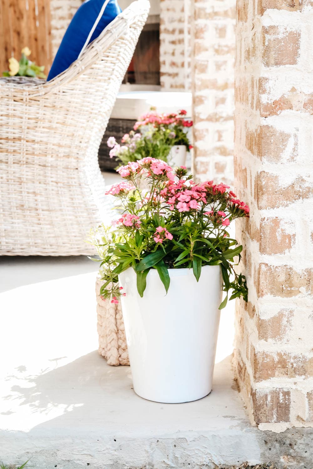 Spring planters on a patio add color. #ABlissfulNest #patio #gardening #outdoor #backyard