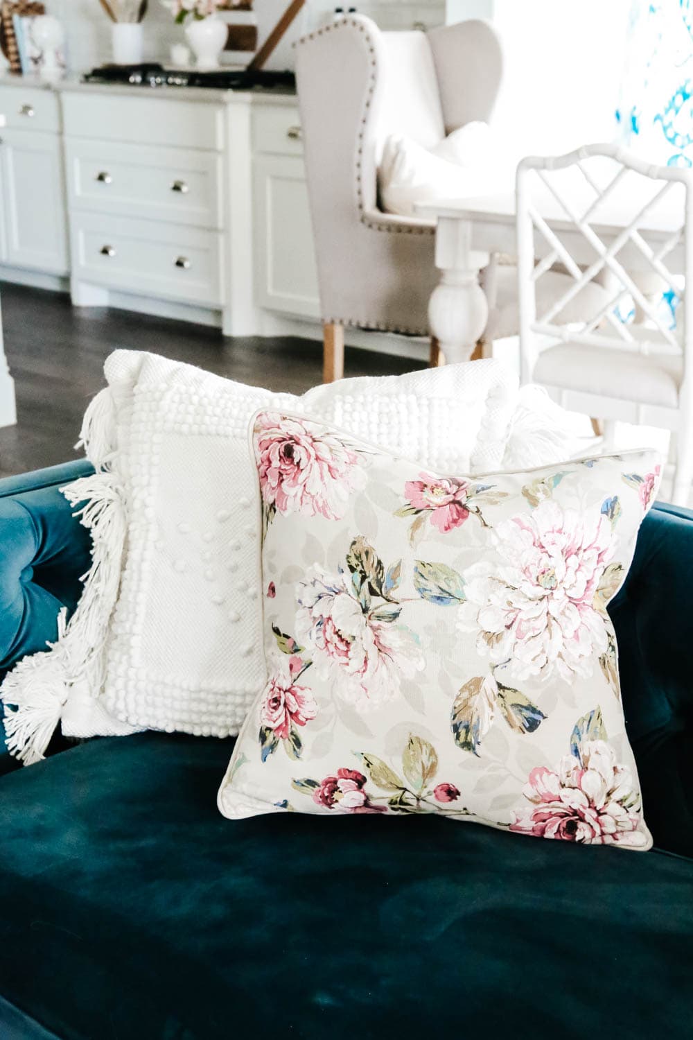 Pillow patterns for spring or summer. Lots of texture mixed with a sophisticated floral. #pillowstyling #pillow #livingroominspo #hometour #ABlissfulNest