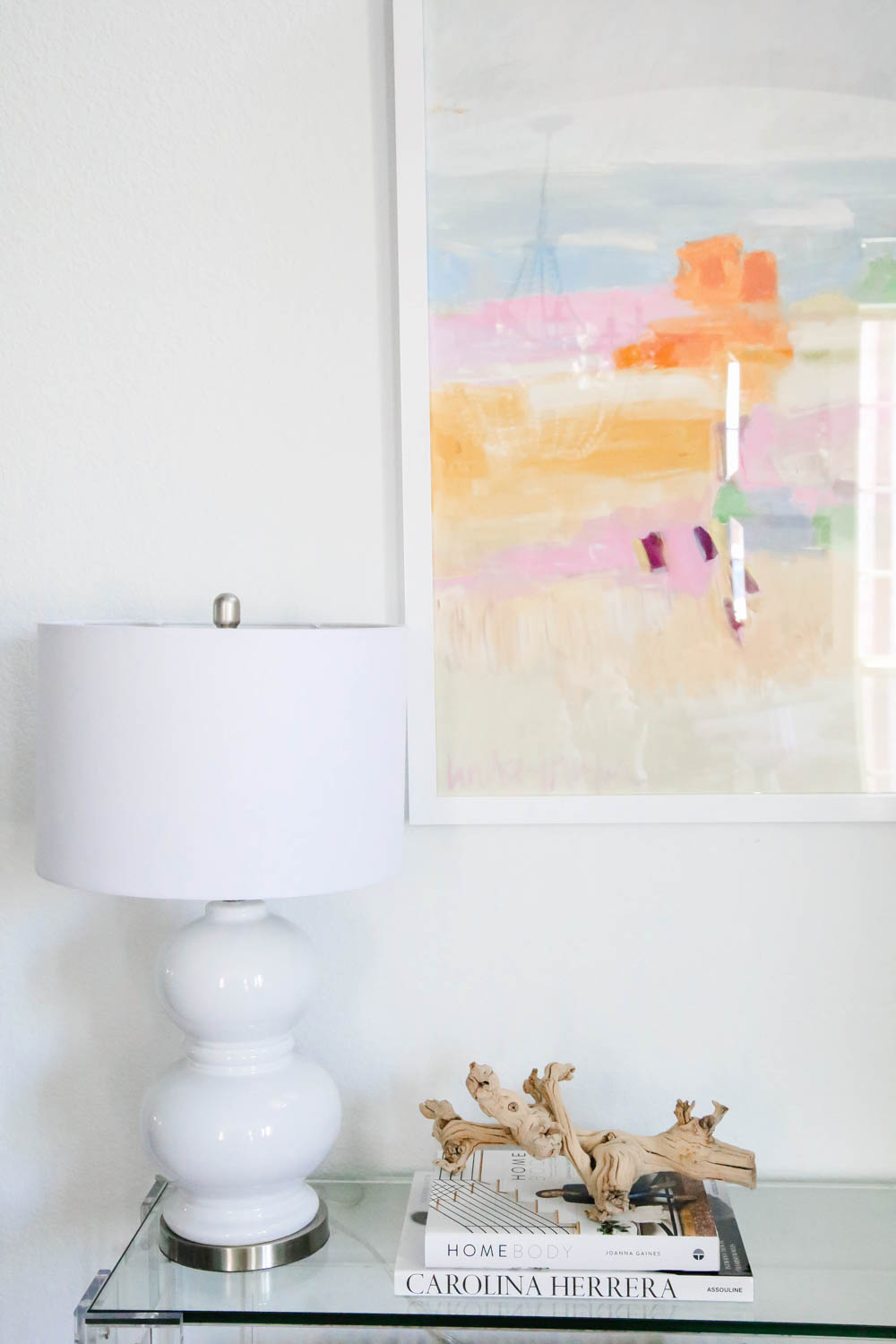 A modern white table lamp mixed with coastal accessories in this summer entryway. #summerdecor #entryway #ABlissfulNest 