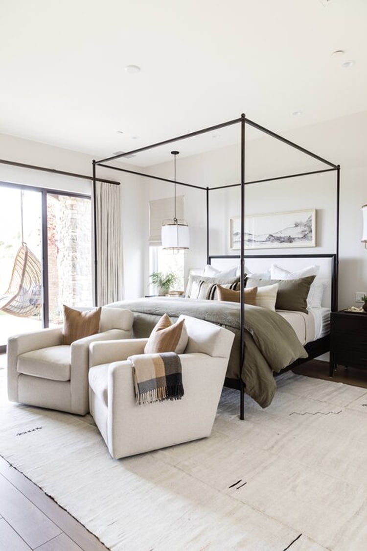 This gorgeous bedroom by Pure Salt Interiors is giving me all the fall inspo!
