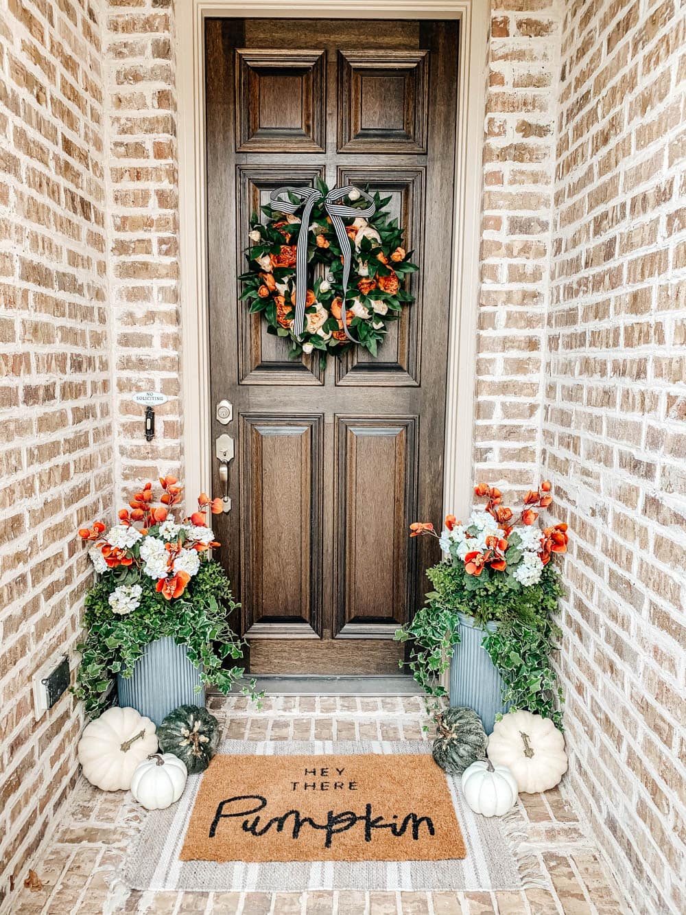 Classic autumn fall porch decor ideas. #ABlissfulNest #fallporch