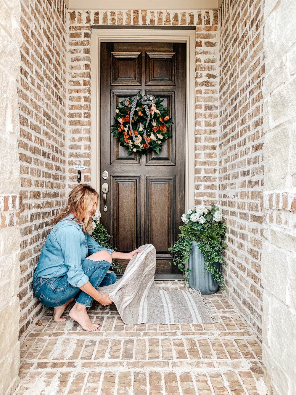 Layer your doormat with a patterned area rug for some contrast. #ABlissfulNest #fallporch