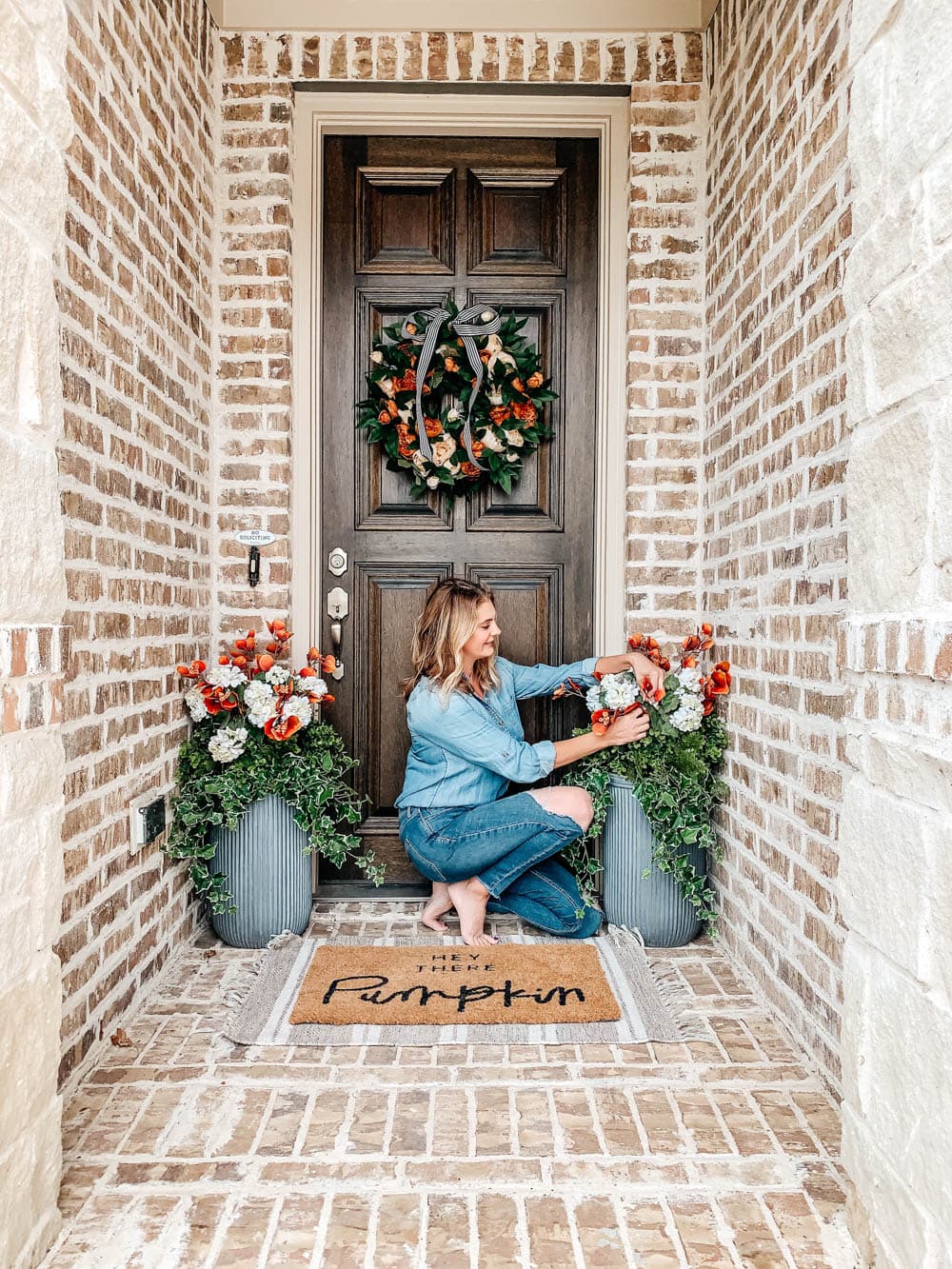 Switch out the flowers in your planters to coordinate with your fall wreath. #ABlissfulNest #fallporch