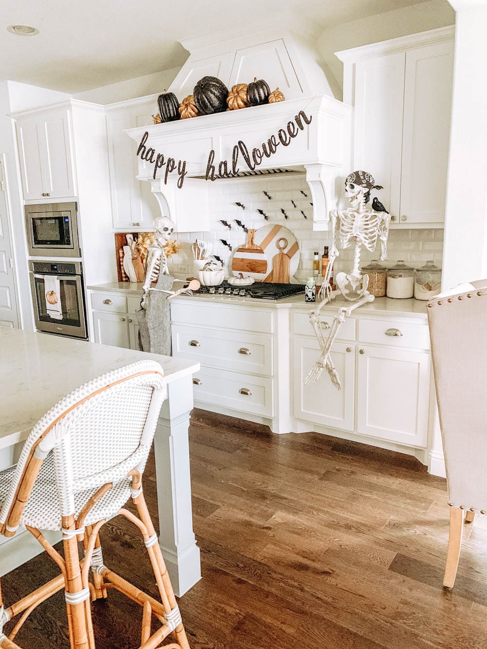 Simple + Easy Halloween decor ideas. Skeletons, pumpkins, flying bats. #ABlissfulNest #halloween #halloweendecor