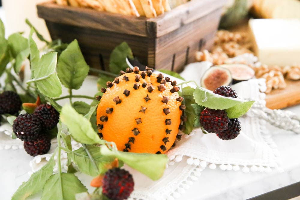 Make these delicious smelling oranges with cloves stuck in them. #ABlissfulNest #falldecor #fall