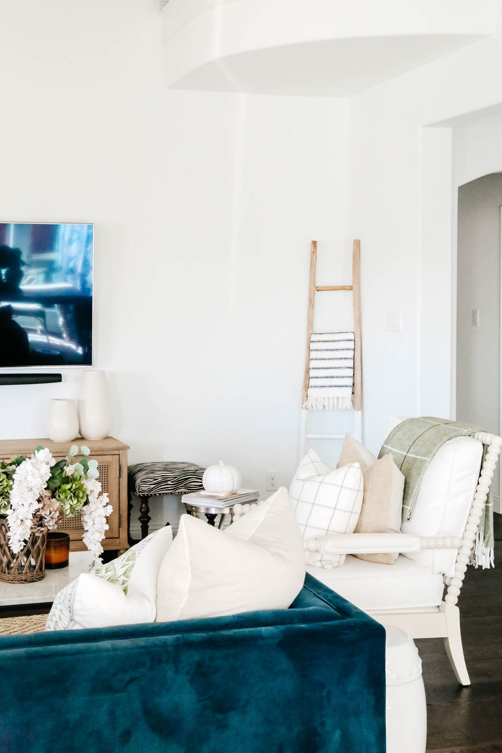 Farmhouse ladder, blanket holder, living room ideas. #ABlissfulNest #homedecor #livingroom