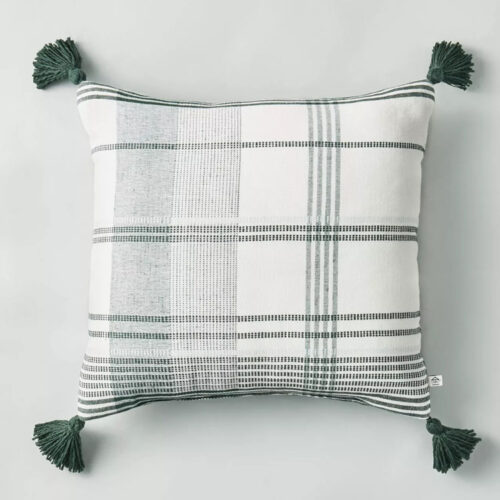 This green tassel throw blanket is the prettiest plaid print for the holidays! #ABlissfulNest