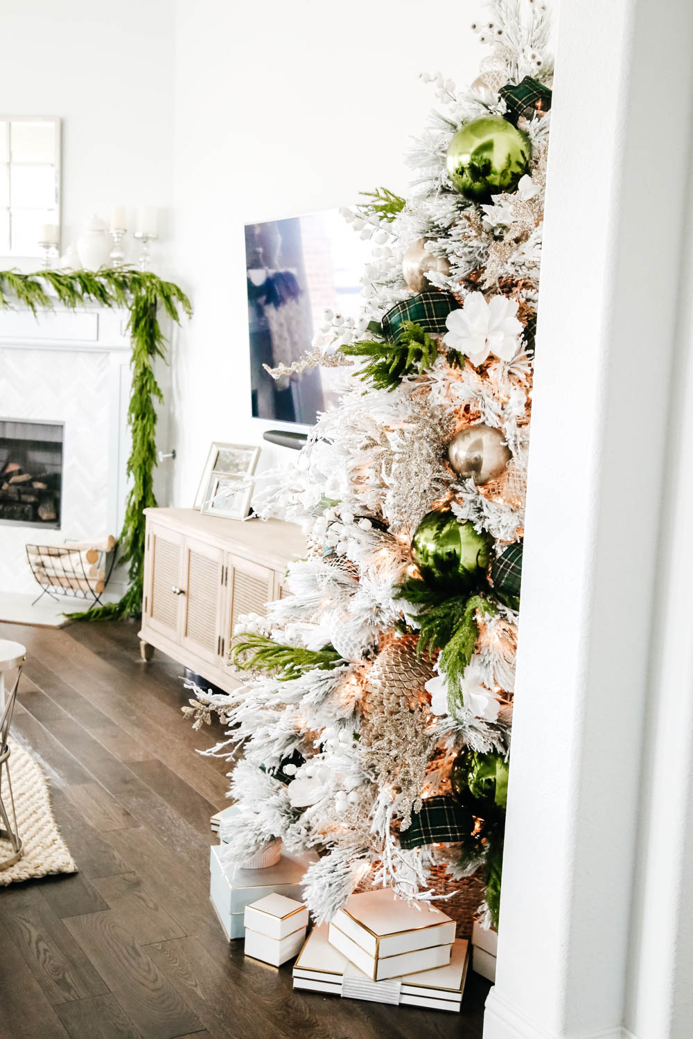 White and green Christmas tree + holiday decor ideas. #ABlissfulNest #christmastree #christmasdecor